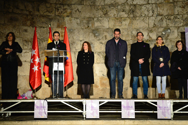 En el acto participaron el alcalde, Javier Rodríguez Palacios, la concejala de Igualdad, Patricia Sánchez, el primer teniente de alcalde y portavoz del Grupo Municipal Socialista, Alberto Blázquez, el portavoz del Grupo Municipal Ciudadanos, Miguel Ángel Lezcano, la portavoz del Grupo Municipal Popular, Judith Piquet, y la portavoz del Grupo Municipal Unidas Podemos – IU Alcalá, Teresa López.