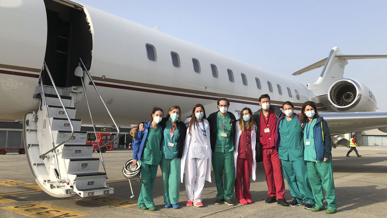 Equipo médico a la subida del avión