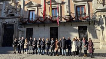 La concejal socialista participa en el minuto de silencio por el asesinato de una mujer en Usera