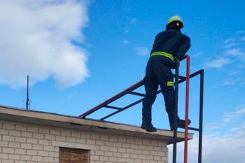 Los agentes han saneado y asegurado el área perimetral del inmueble ubicado en la plaza de la Toja