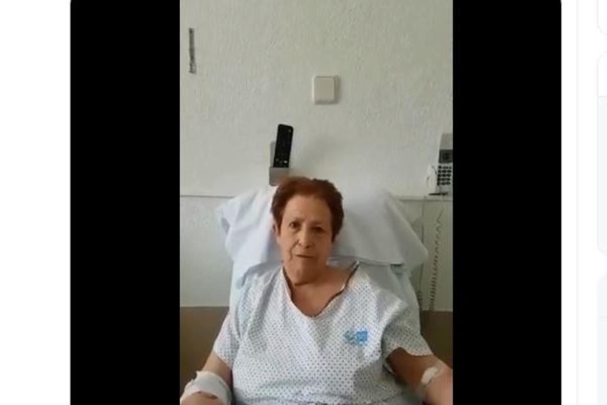 Una mujer de 75 años, ingresada por neumonía y COVID-19, recibe el alta hospitalaria