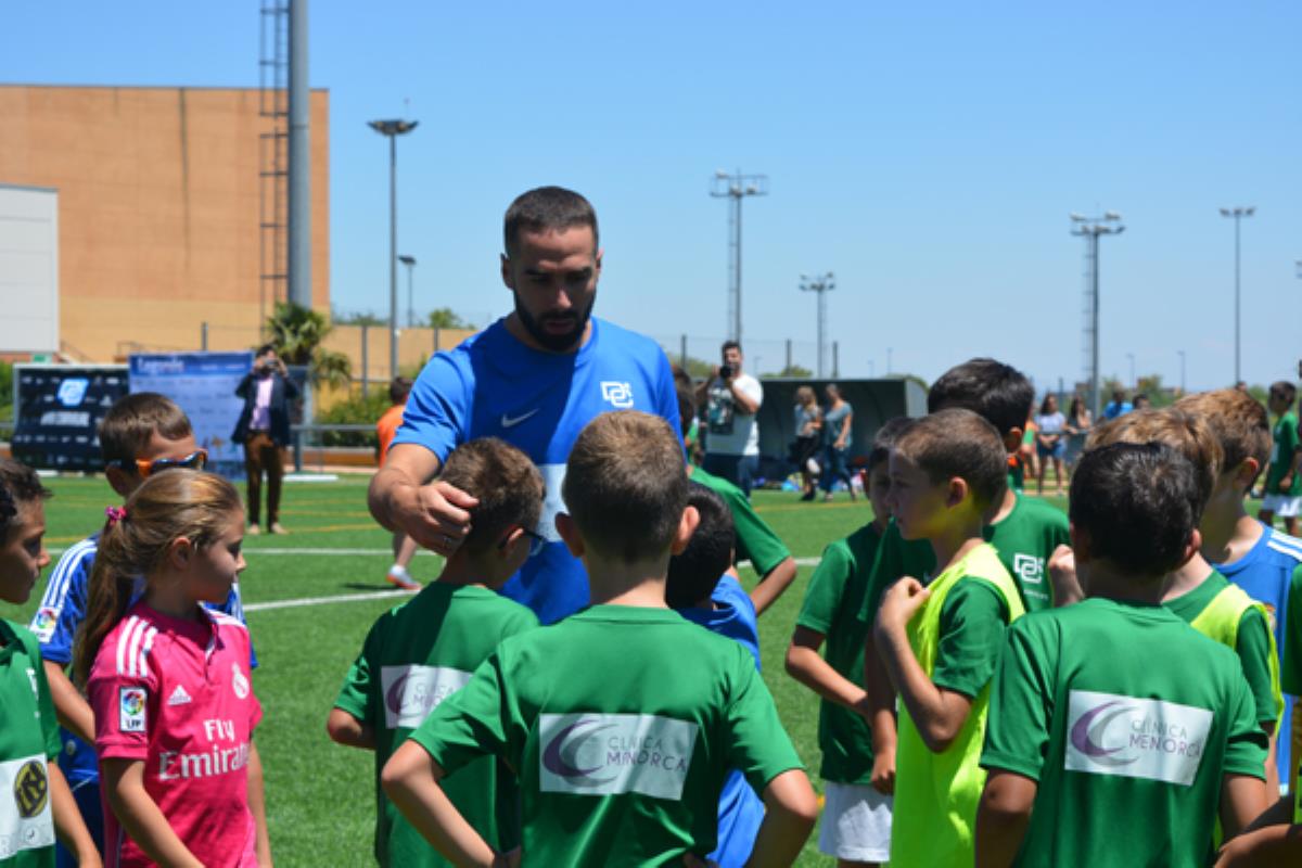 El lateral madridista ha compartido consejos y fútbol con los alumnos de su III Campus de Tecnificación