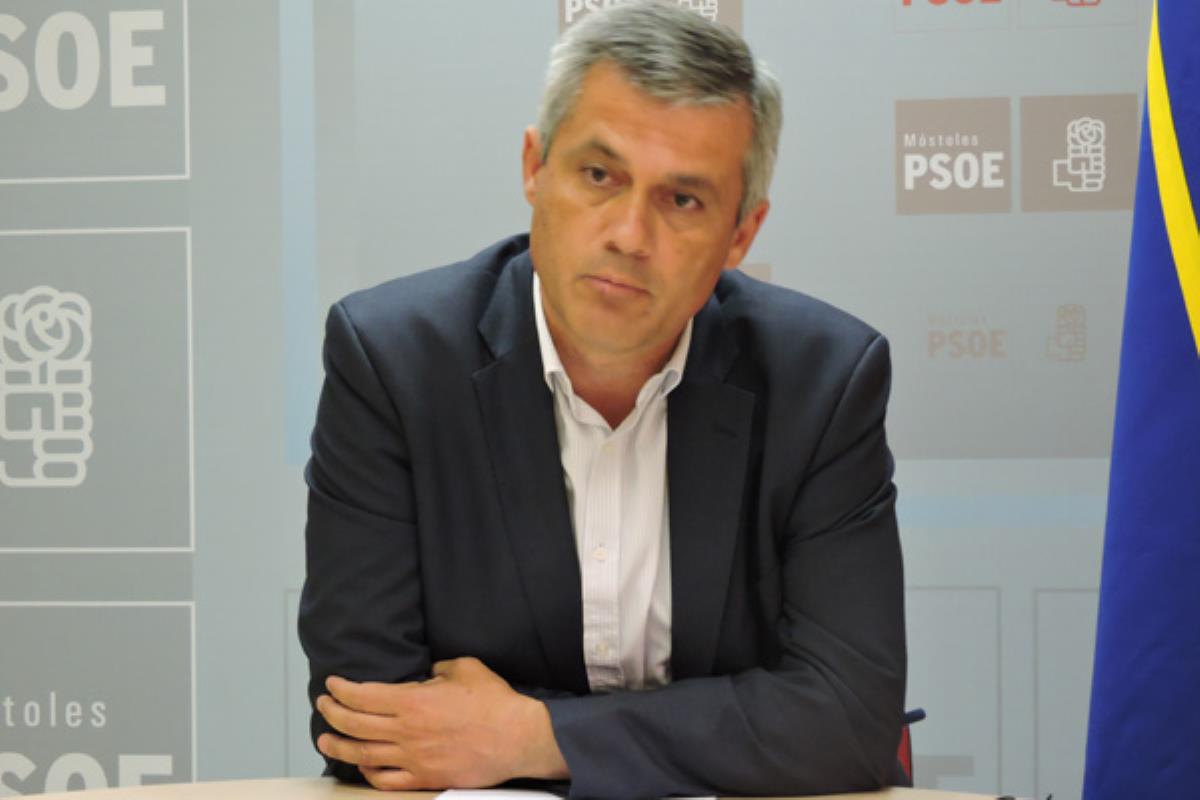 Abandona, también, la secretaría del PSOE, pero mantiene su cargo como senador