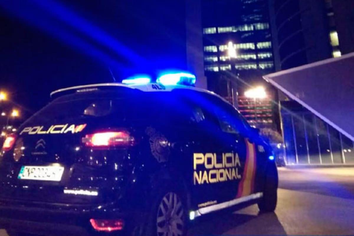 La Policía Nacional ha detenido a dos personas, una de ellas menor de edad