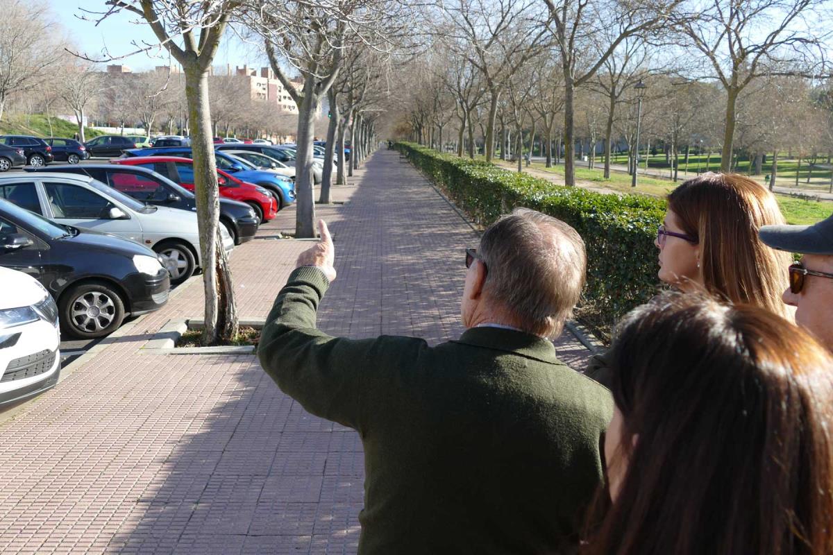 La Plataforma de Vecinos ha paseado por el barrio con la alcaldesa Noelia Posse para mostrarle las necesidades de la zona