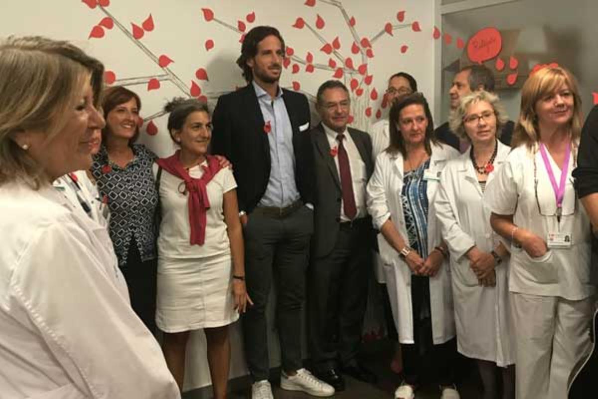 Ha visitado la exposición Los veranos de la donación junto a la directora del Centro de Transfusión, Luisa Barea