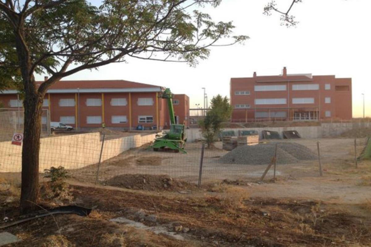 Además del cerramiento exterior se van a llevar a cabo otra serie de acciones para este Instituto  