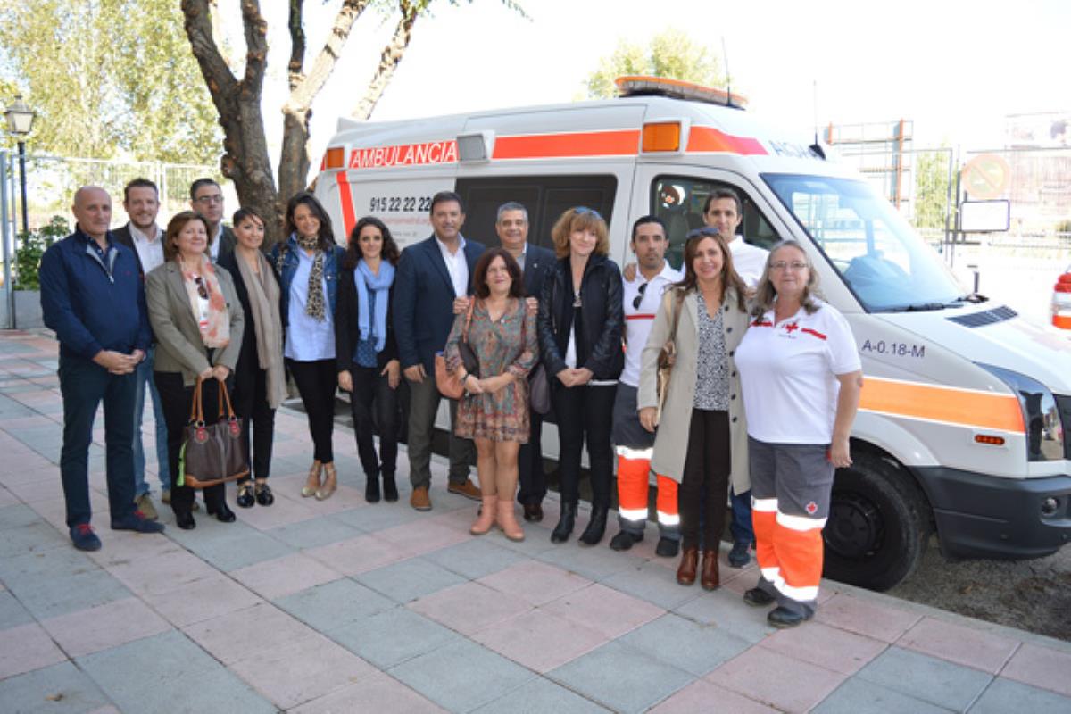 El alcalde del municipio junto con algunos concejales han visitado las instalaciones de la Cruz Roja 