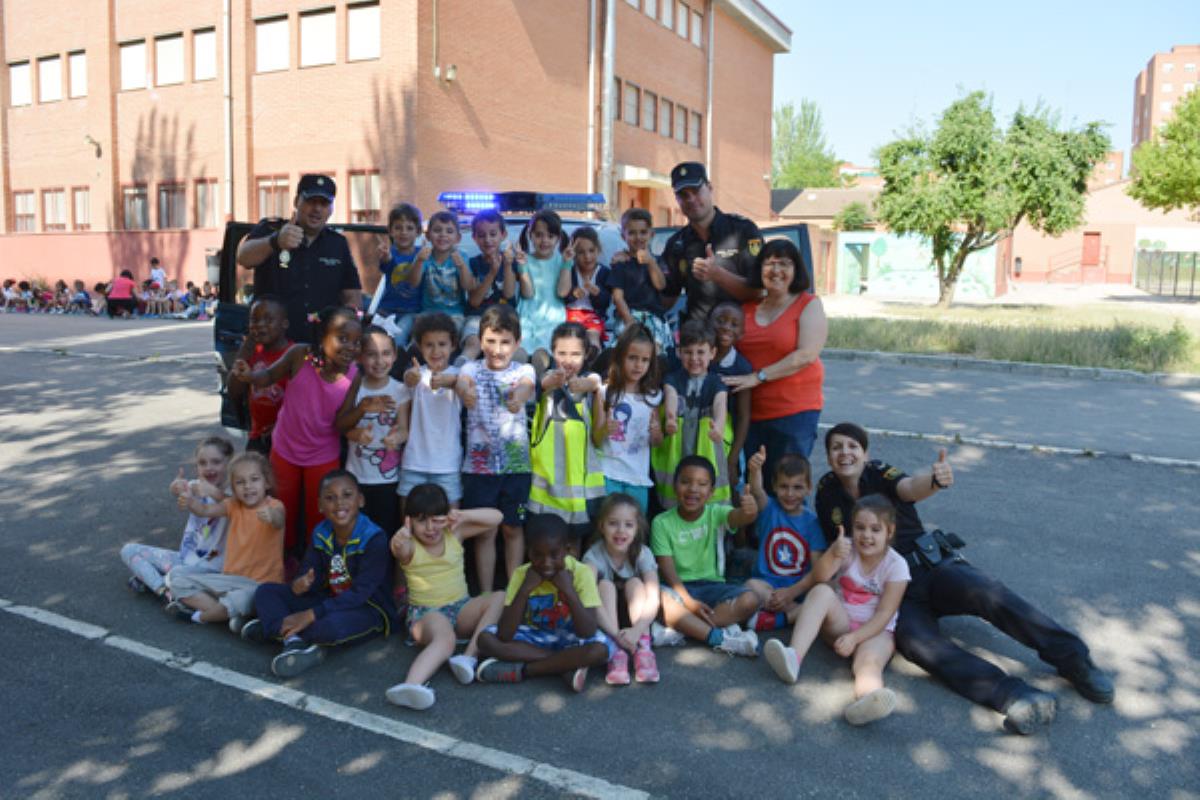 Varios agentes del cuerpo han visitado a los alumnos del Colegio El Trigal