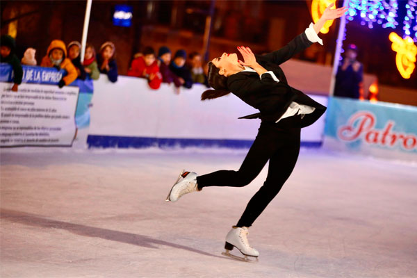 La pista de hielo de la calle Real servía como escenario para la actuación de la campeona internacional