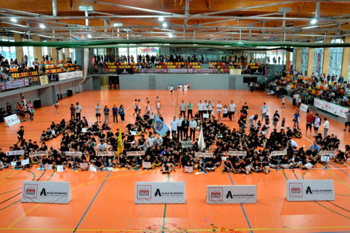 El alcalde de la ciudad, Javier Rodriguez, entregó los premios a los campeones de la Liga del Deporte Escolar Municipal