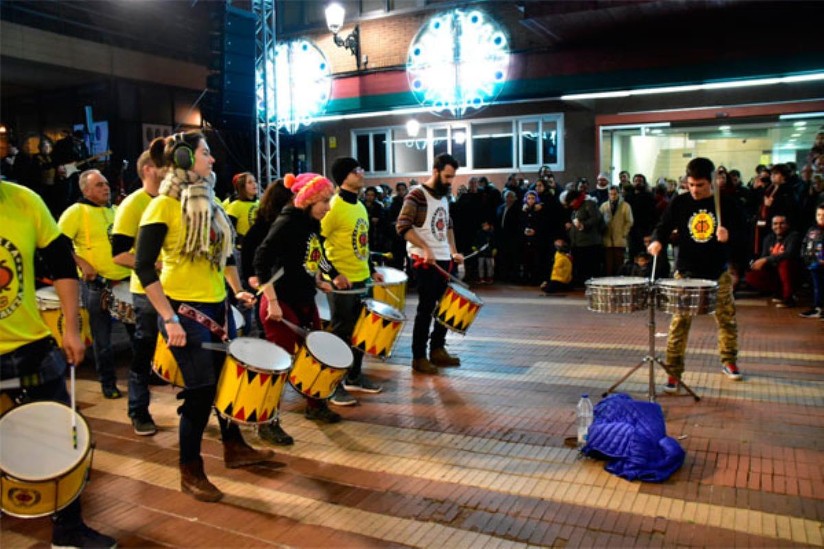 Una multitud se concentraba frente al consistorio con el fin de celebrar una jornada marcada por la música 