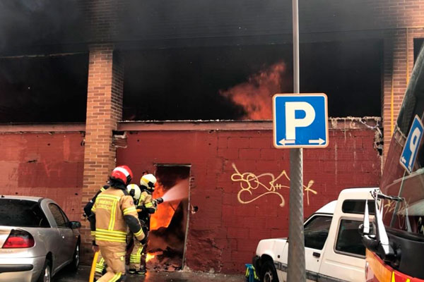 Cuatro personas han resultado intoxicadas leves en el incendio originado en la Travesía del Nuncio