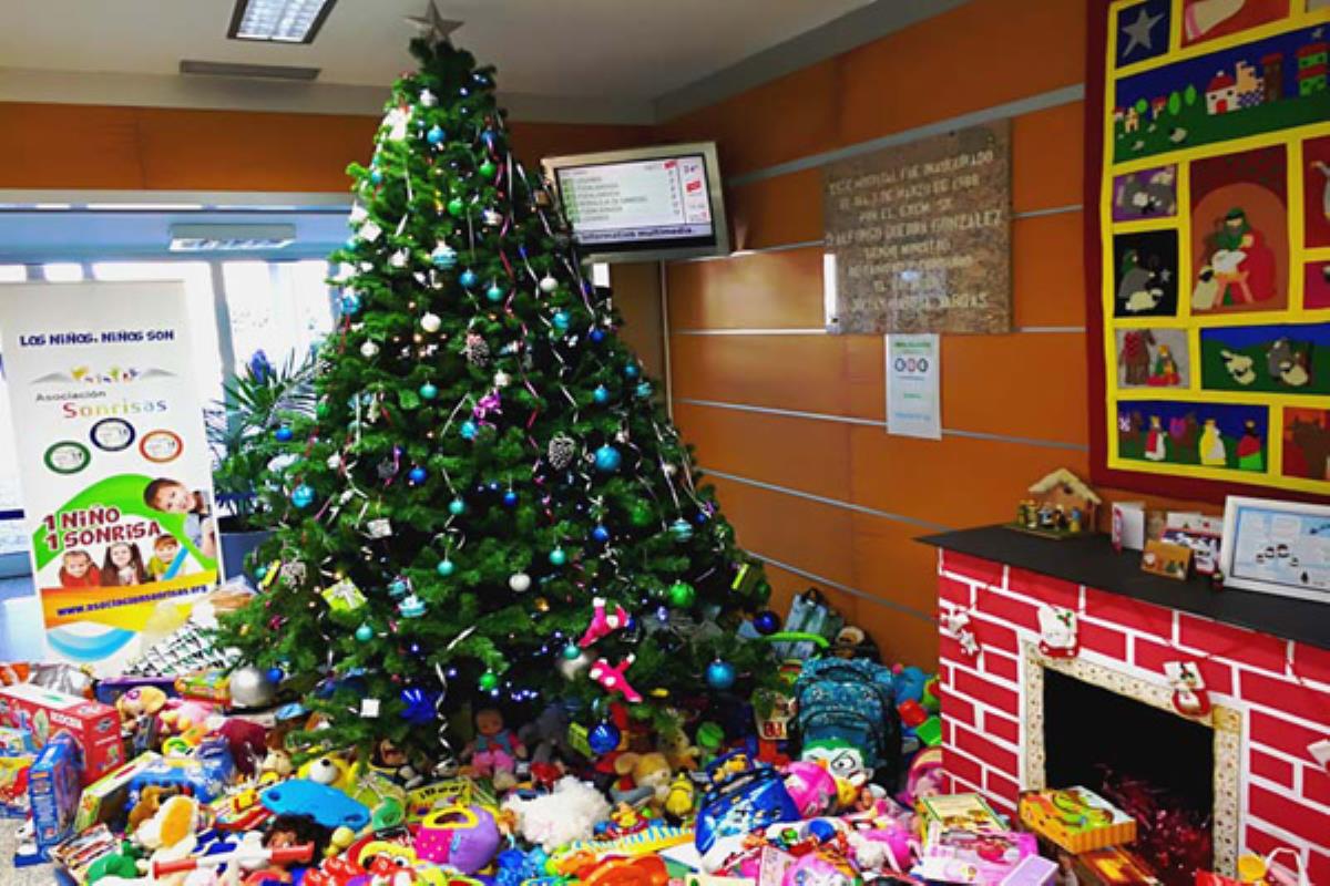 El Hospital Severo Ochoa recogió los juguetes de su árbol solidario 