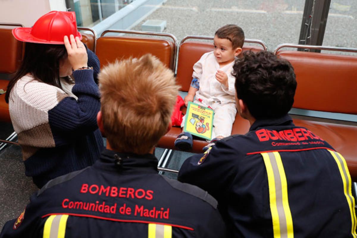 Miembros del Cuerpo de Bomberos han deseado la pronta recuperación a los niños ingresados