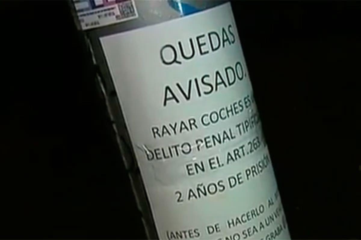 Los vecinos de Puerta del Ángel, hartos de ver como destrozan sus vehículos, advierten a los vándalos