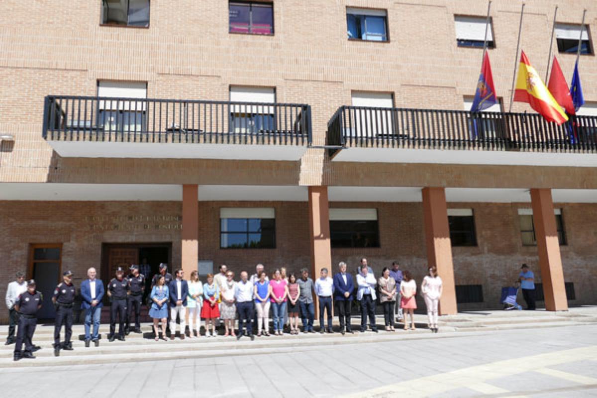 Tuvo lugar en la Plaza de España y contó con la presencia de todo el Equipo de Gobierno y de la Corporación Municipal, ciudadanía y trabajadores