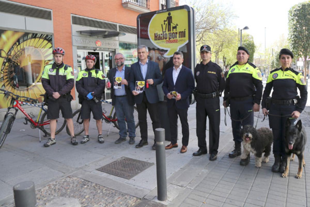 Se repartirán 1.000 dispensadores entre las cinco juntas de distrito, con el objetivo de mantener las calles limpias