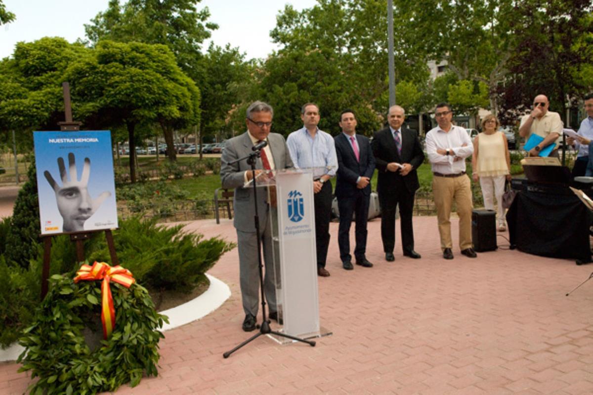 Nuestra ciudad rindió homenaje a todas las víctimas del terrorismo con una corona de laurel, en el monolito de la Rosaleda