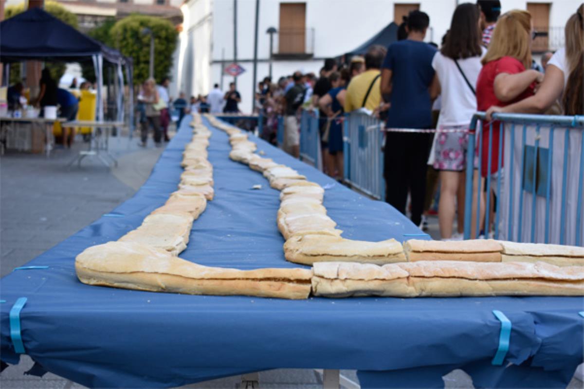 Organizado por Anatolia Kebab&Pizzas, en colaboración con la Tasquita de Móstoles, se consiguió cocinar el kebab más grande de España, con 120 metros de longitud