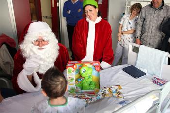 Lee toda la noticia 'Papá Noel aterriza con sus renos en el Hospital de Fuenlabrada'