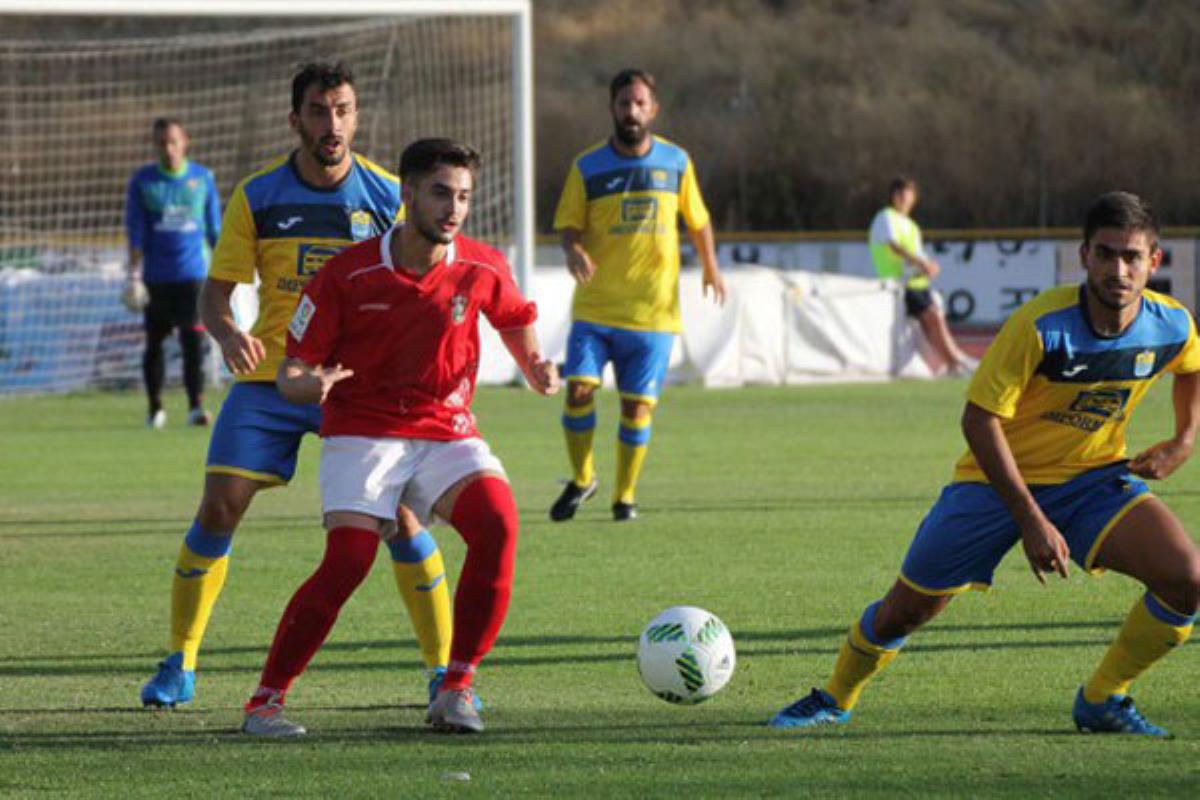 Un buen Alcalá se topó con el árbitro y con los palos