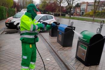 Los servicios de limpieza se emplean a fondo para limpiar las principales vías