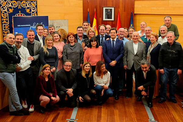 El consistorio hizo entrega de una placa conmemorativa de agradecimiento y de un regalo como recuerdo