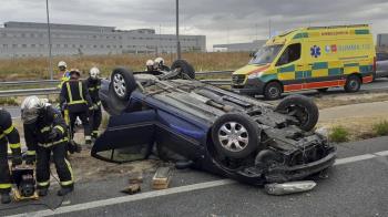 Un coche vuelca en la vía en esta mañana de lluvia