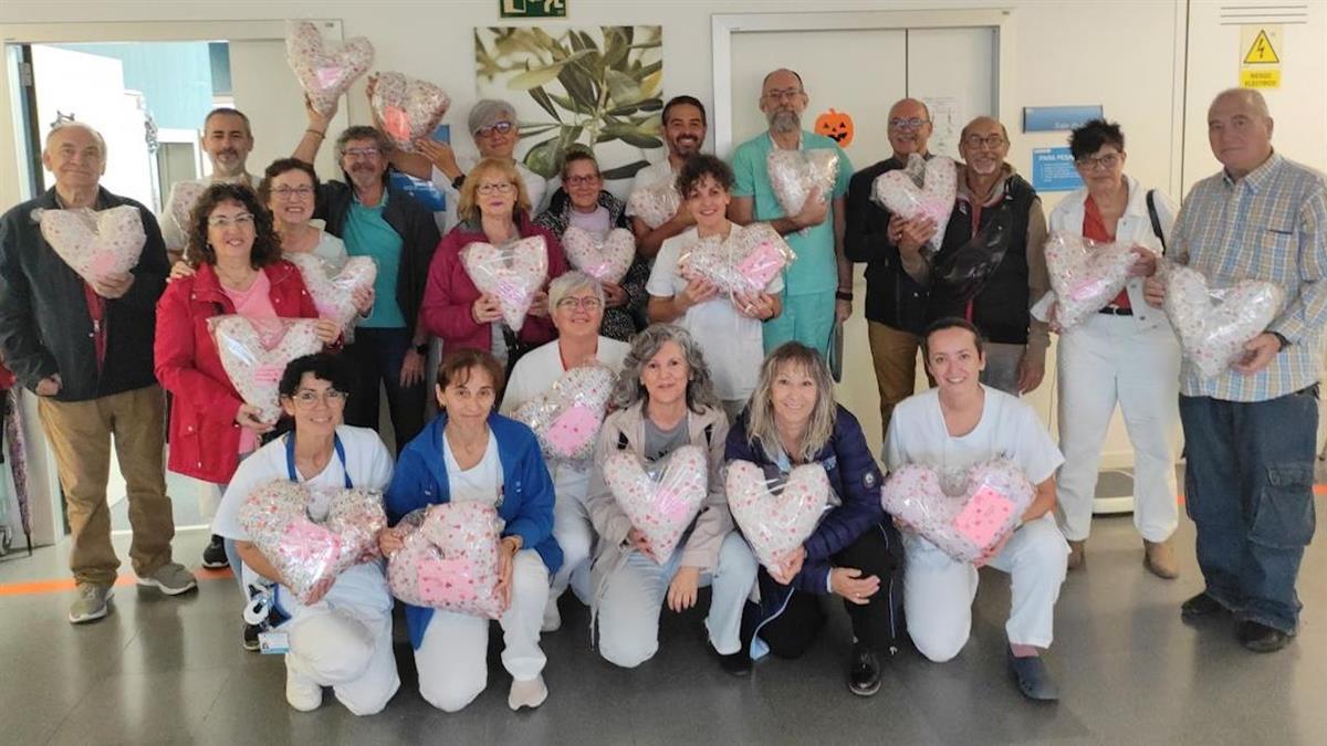 La Coordinadora Local de Asociaciones Vecinales (CLAVES) ha elaborado de forma artesanal alrededor de 250 almohadas anatómicas para pacientes con cáncer de mama