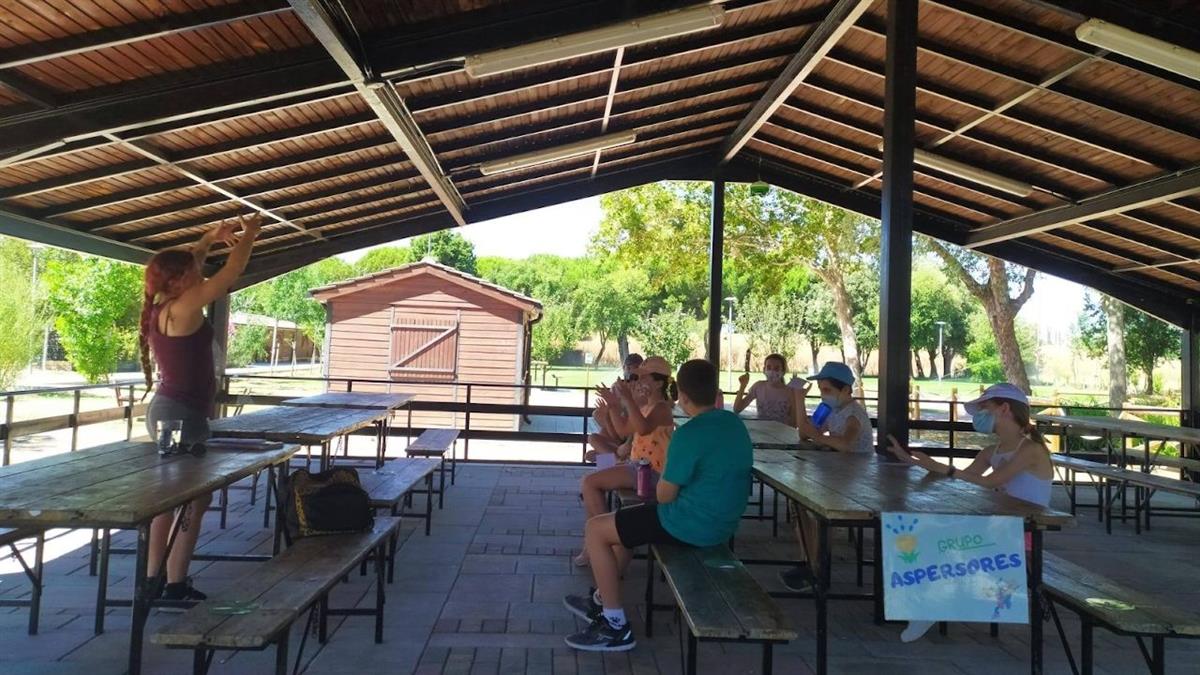 Los niños y niñas fuenlabreños aprenden contenidos educativos de una forma lúdica y saludable en estos campamentos veraniegos