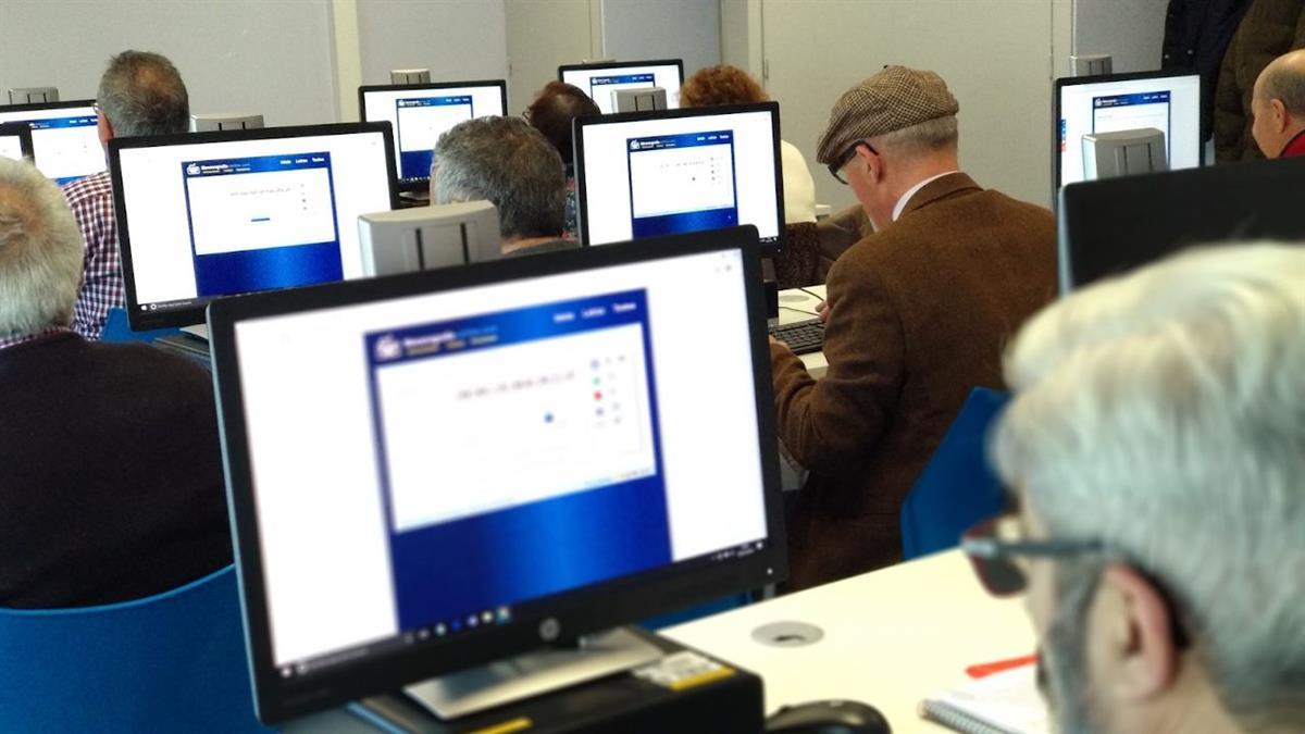 Los vecinos de más edad pueden optar por cursillos en la piscina municipal o talleres para aprender nuevas tecnologías o baile