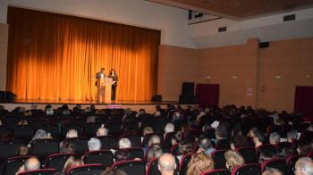 El teatro de la Casa de Cultura se llenó el sábado 8 por la tarde en un acto presentado por la concejala de Igualdad