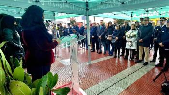 Sus familiares y amistades han asistido al acto y han acompañado al alcalde a colocar una corona de laurel 