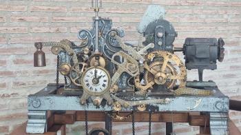 El reloj del torreón del ayuntamiento se adapta a los nuevos tiempos