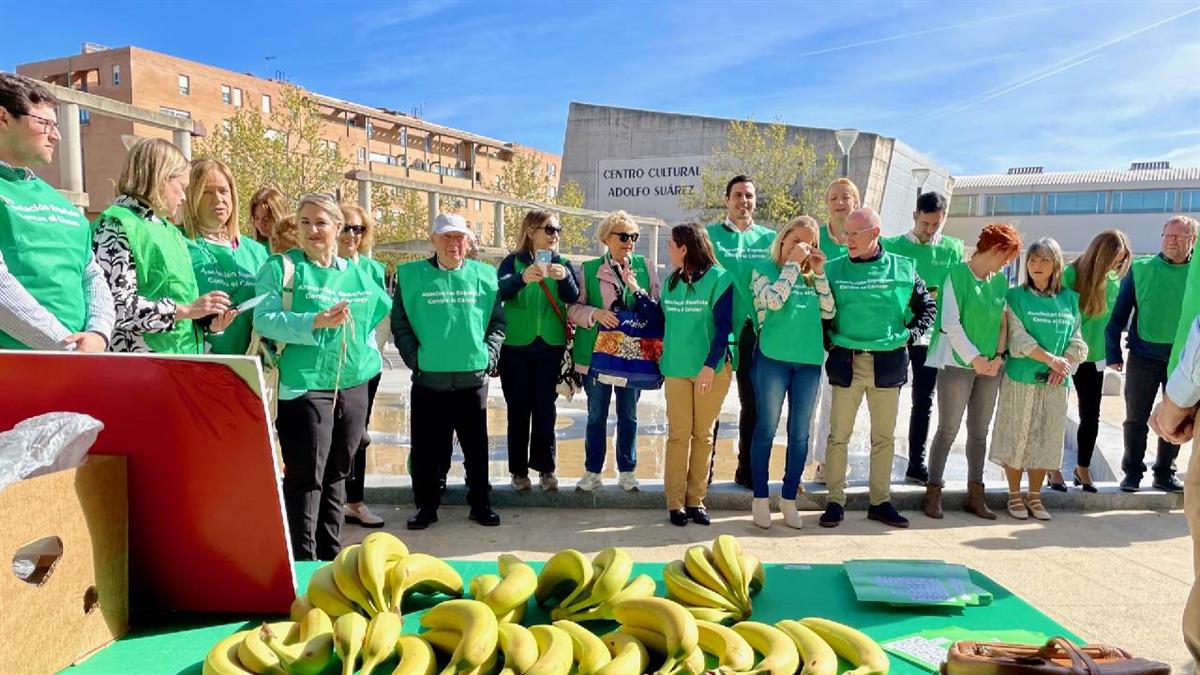 El Ayuntamiento ha preparado una mesa informativa con posterior reparto de fruta