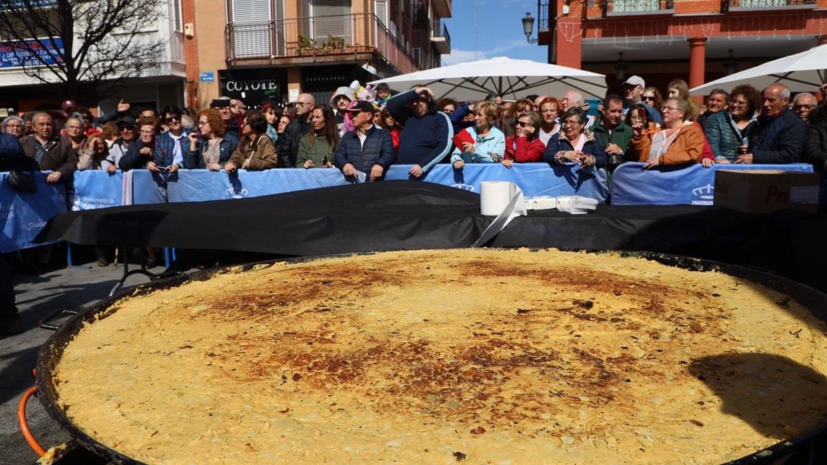 Tras suspenderse por las inclemencias climáticas, este fin de semana se repartirán 1.500 raciones de tortilla