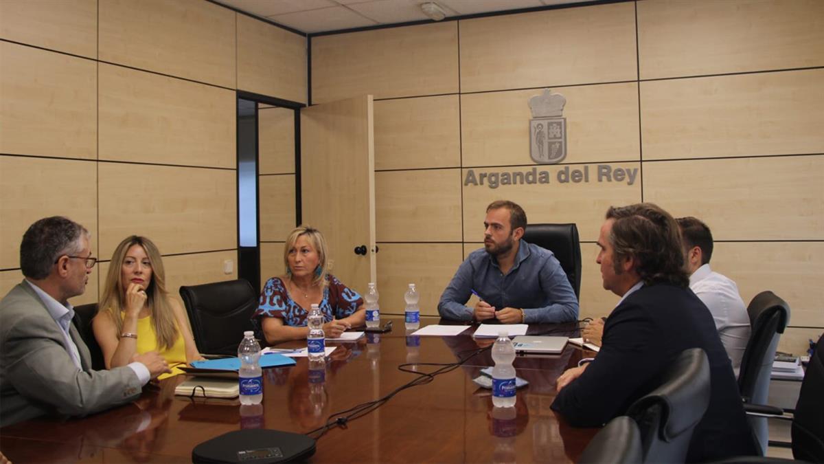 Se ha reunido con los directivos de FCC para la paralización del despliegue de contenedores aéreos en el centro 