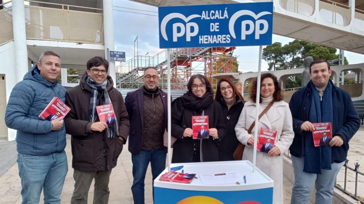 Se ha instalado una mesa informativa en las afueras de la estación de Alcalá 