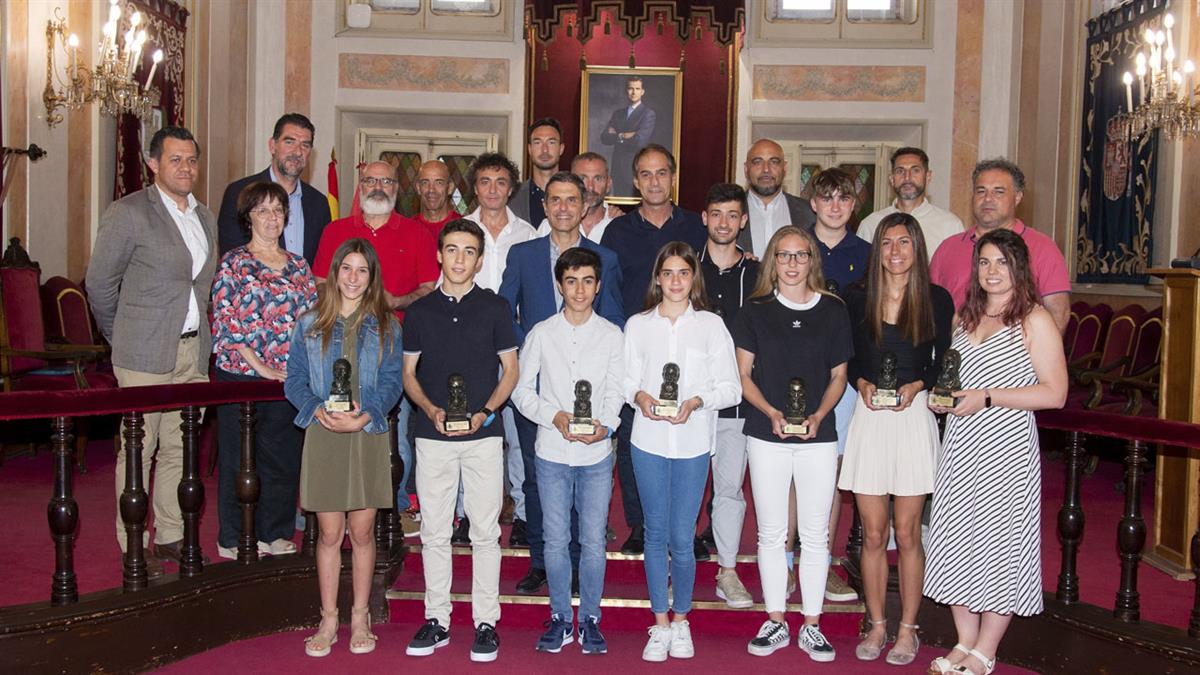 Varios deportistas firman en el Libro del Deporte de Alcalá