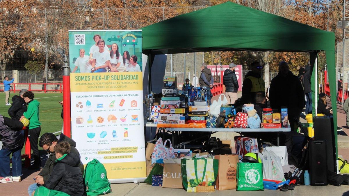 Los jugadores han llevado juguetes que se han donado a la asociación Pick Up Solidaridad