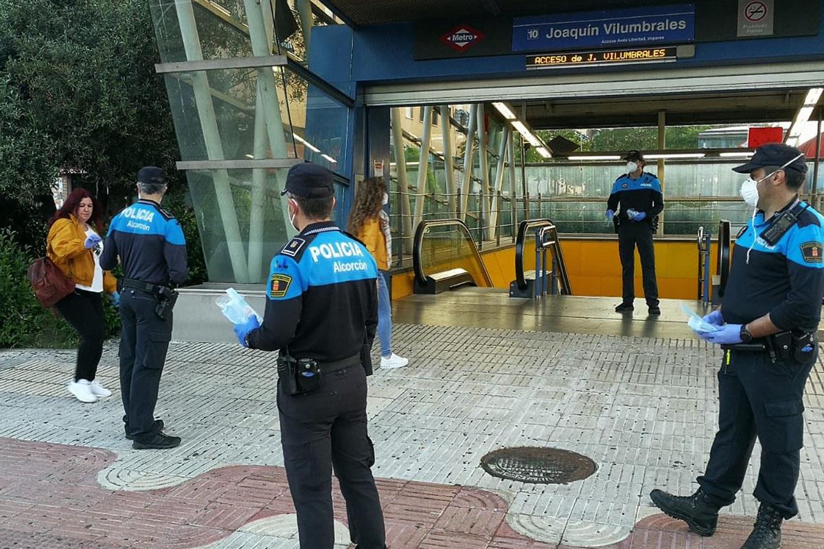 Reparto de mascarillas en los centros de transporte en los horarios de 6:00 a 9:00 y de 12:00 a 14:00 por la Policía, Protección Civil y Bomberos