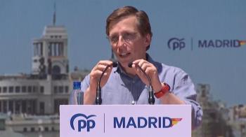 El alcalde de Madrid manda un mensaje a Pedro Sánchez durante la celebración del primer aniversario de la legislatura