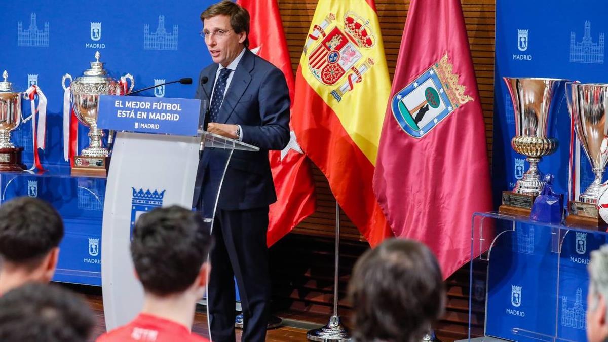 El alcalde de Madrid, José Luis Martínez-Almeida, ha recibido a los equipos ganadores de los campeonatos de España de selecciones autonómicas de fútbol
