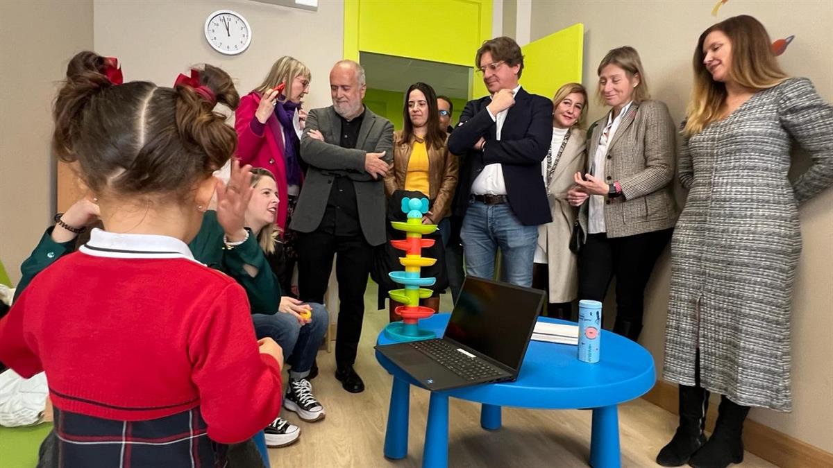 El alcalde, Javier Ayala, ha acudido al centro junto a Ana Dávila, consejera de Asuntos Sociales de la Comunidad de Madrid.