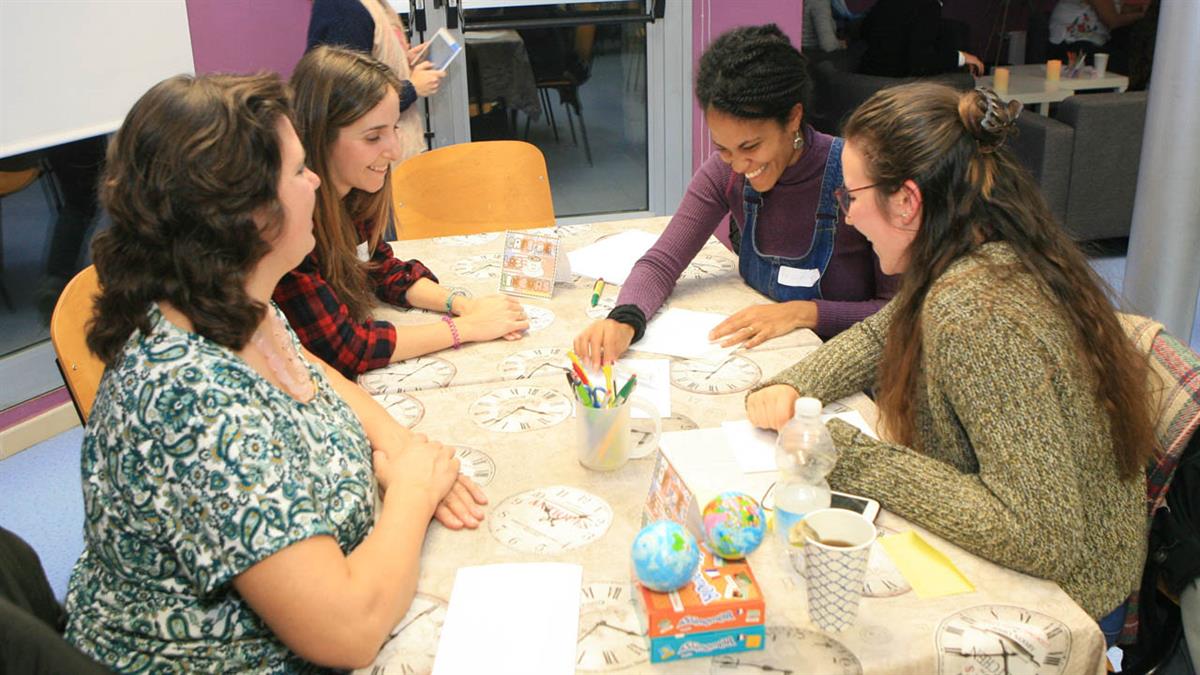 Charla con profesores nativos en los bares y cafeterías del municipio