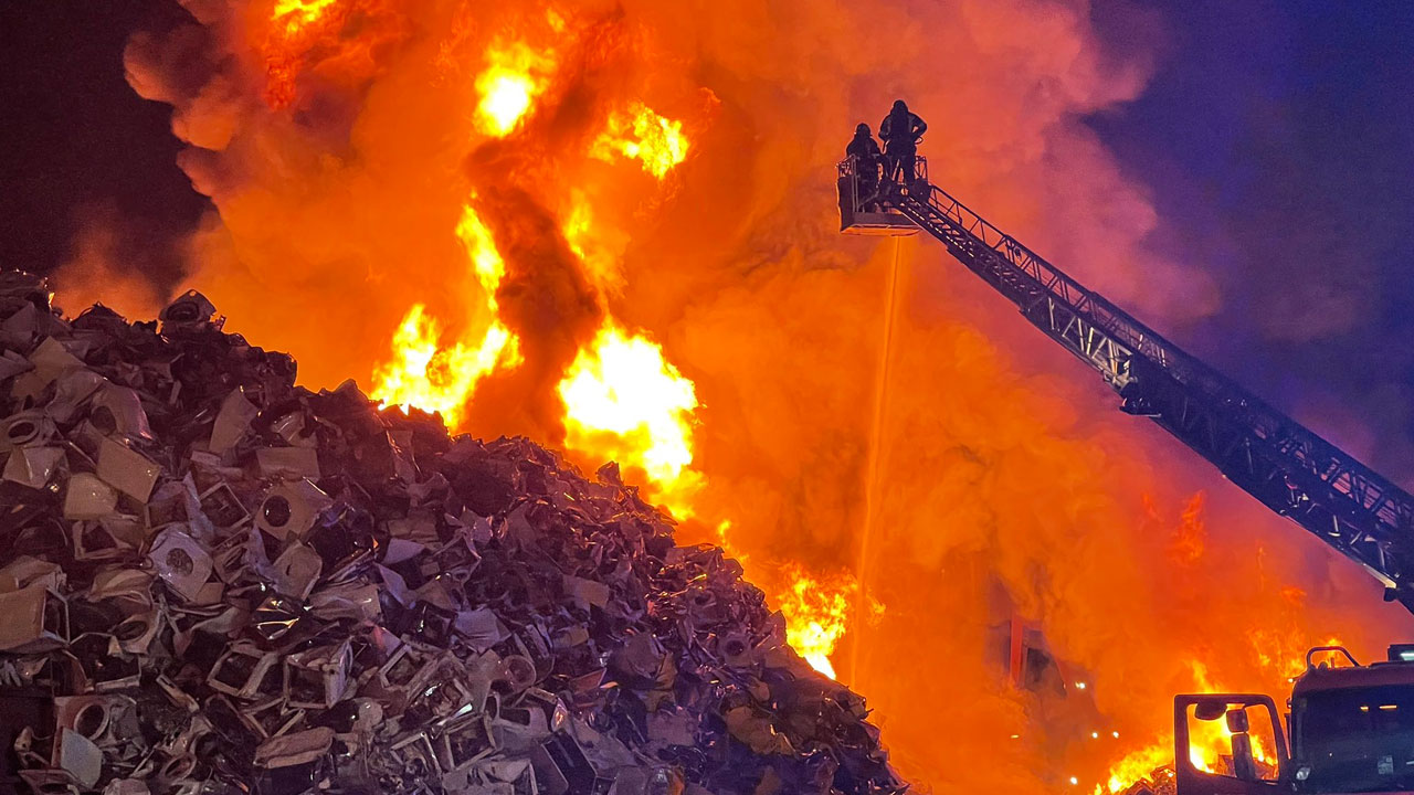 El incendio se ha desatado en un amontonamiento de 10.000 metros cúbicos de lavadoras
