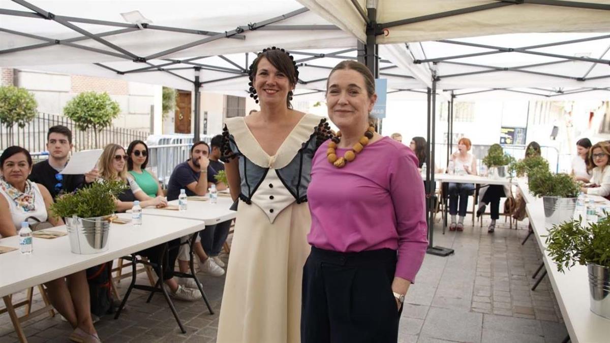 La delegada de Cultura, Turismo y Deporte ha asistido al Taller de Ramilletes de Flores organizado por el Ayuntamiento con motivo de las Fiestas de San Isidro
