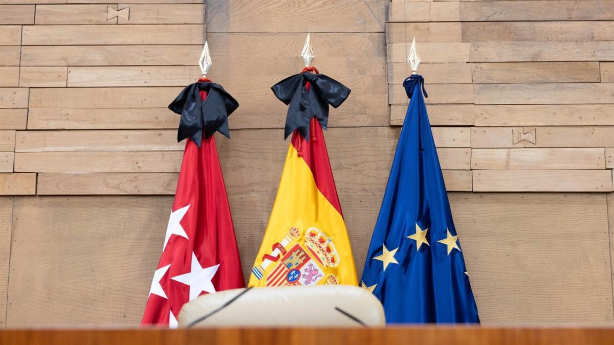 El Parlamento regional también agradece el trabajo de los servicios de emergencias y de las Fuerzas de Seguridad del Estado