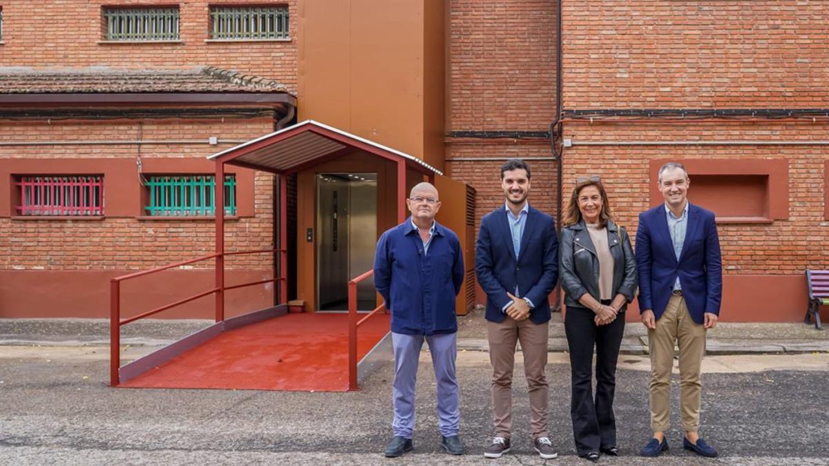 Cuenta con dos paradas con 3 accesos, dos en planta baja (con rampa de acceso) y uno en la 1ª planta